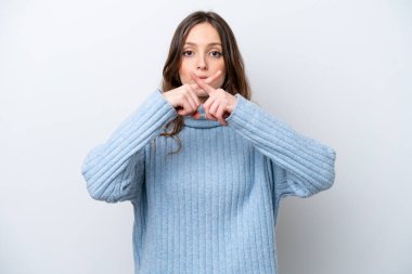 Beyaz arka planda izole edilmiş beyaz bir kadın sessizlik işareti gösteriyor.