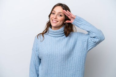 Beyaz arka planda izole edilmiş beyaz bir kadın. Mutlu bir ifadeyle selamlıyor.