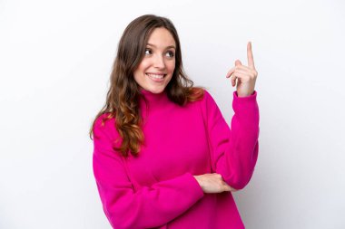 Beyaz arka planda izole edilmiş beyaz bir kadın harika bir fikre işaret ediyor.