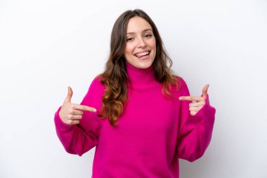 Beyaz arka planda soyutlanmış, gururlu ve kendini beğenmiş beyaz bir kadın.