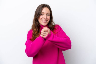 Beyaz arka planda izole edilmiş genç beyaz kadın gülüyor.