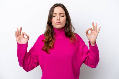 Beyaz arka planda Zen pozisyonunda beyaz tenli genç bir kadın.