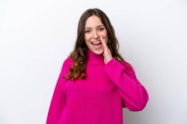 Beyaz arka planda izole edilmiş genç beyaz kadın ağzı açık bağırıyor.