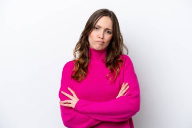 Beyaz arka planda izole edilmiş genç beyaz kadın üzgün hissediyor.