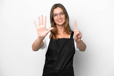 Beyaz arka planda izole edilmiş Kafkas restoranındaki garson kadın parmaklarıyla altı kişi sayıyor.