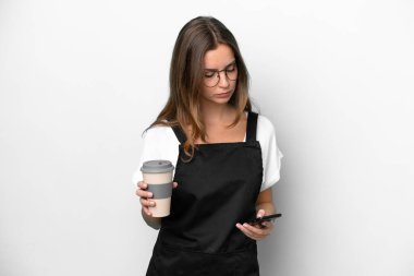 Beyaz arka planda izole edilmiş Kafkas lokantası garsonu. Elinde kahve ve cep telefonu var.