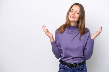 Beyaz arka planda izole edilmiş beyaz bir kadın, çok fazla gülümsüyor.