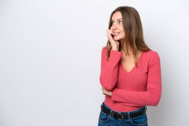 Beyaz arka planda izole edilmiş genç beyaz kadın biraz gergin.