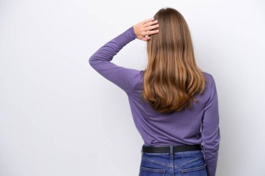 Beyaz arka planda izole edilmiş beyaz tenli genç bir kadın.