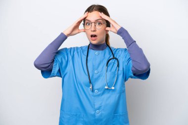 Beyaz arka planda, sürpriz bir ifadeyle izole edilmiş beyaz bir beyaz hemşire kadın.