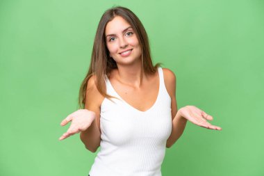 Genç, güzel bir kadın, izole bir hayat yaşıyor.