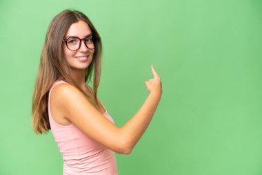 Tecrit edilmiş arka planda genç ve güzel bir kadın.