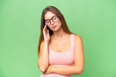 Başı ağrıyan, izole edilmiş genç ve güzel bir kadın.