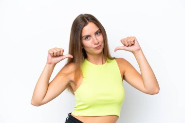 Beyaz arka planda soyutlanmış, gururlu ve kendini beğenmiş beyaz bir kadın.