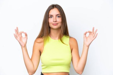 Beyaz arka planda Zen pozisyonunda beyaz tenli genç bir kadın.