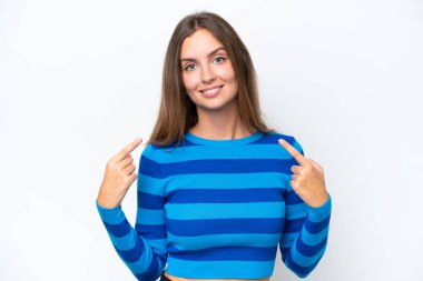 Beyaz arka planda izole edilmiş genç beyaz bir kadın baş parmak hareketi yapıyor.