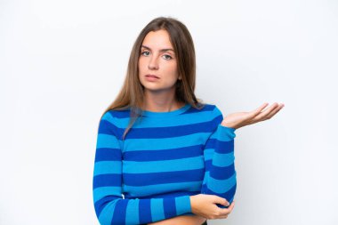 Beyaz arka planda izole edilmiş genç beyaz kadın şüpheleri var.