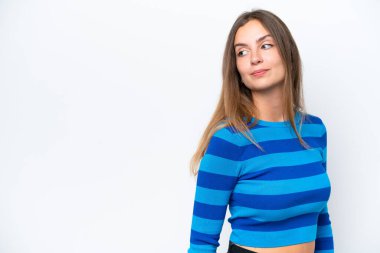 Beyaz arka planda soyutlanmış beyaz bir kadın. Portre