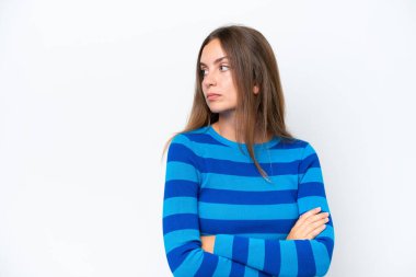 Beyaz arka planda izole genç beyaz kadın kollarını çapraz tutuyor.