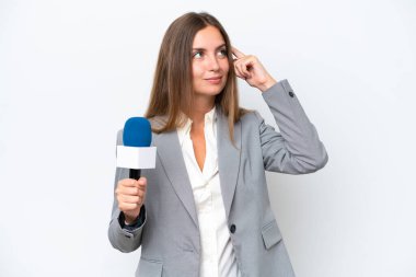 Genç TV sunucusu, beyaz arka planda izole edilmiş beyaz kadın. Şüpheleri ve düşünceleri var.