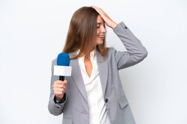 Genç TV sunucusu, beyaz arka planda izole edilmiş beyaz kadın, çok gülümsüyor.