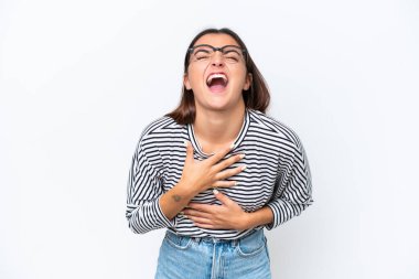 Beyaz arka planda izole edilmiş beyaz bir kadın, çok fazla gülümsüyor.