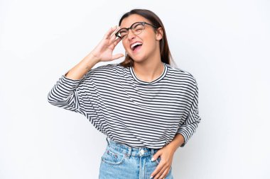 Beyaz arka planda izole edilmiş beyaz bir kadın, çok fazla gülümsüyor.