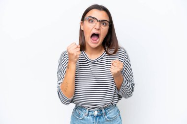 Beyaz arka planda izole edilmiş beyaz bir kadın kötü bir durum yüzünden hayal kırıklığına uğradı.