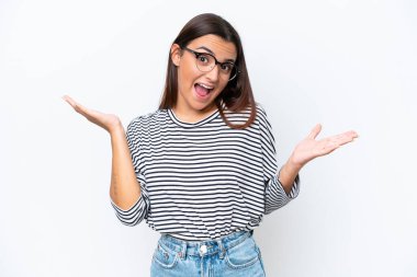 Beyaz arka planda izole edilmiş genç beyaz kadın şok olmuş yüz ifadesi ile