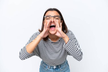 Beyaz arka planda izole edilmiş beyaz bir kadın bağırıyor ve bir şeyler söylüyor.