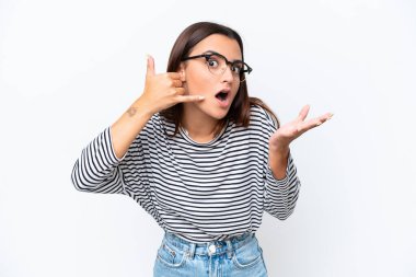 Beyaz arka planda izole edilmiş genç beyaz bir kadın telefon jesti yapıyor ve şüpheli.