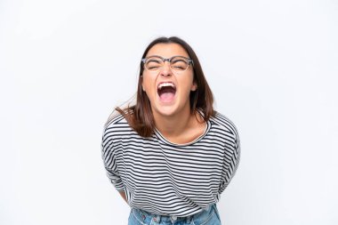 Beyaz arka planda izole edilmiş beyaz bir kadın ağzı açık bağırıyor.