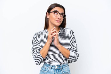 Beyaz arka planda izole edilmiş genç beyaz kadın bir şeyler planlıyor.