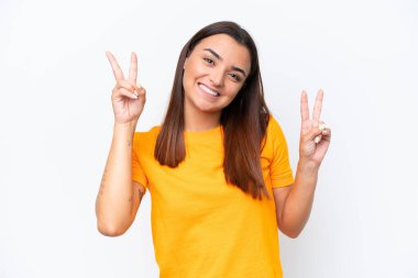 Beyaz arka planda izole edilmiş beyaz bir kadın zafer işareti gösteriyor.