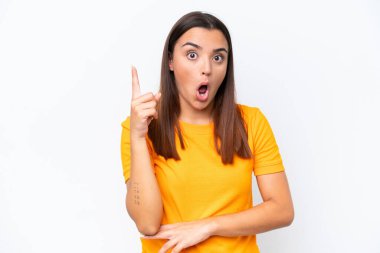 Beyaz arka planda izole edilmiş genç beyaz kadın çözümü bulmak için parmağını kaldırıyor.