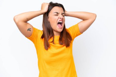 Beyaz arka planda izole edilmiş genç beyaz kadın bunalıma girdi.