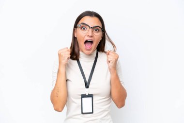 Beyaz arka planda izole edilmiş beyaz kimlikli beyaz bir kadın galibiyeti kutluyor.