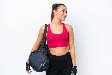 Spor çantalı genç bayan beyaz arka planda izole edilmiş.