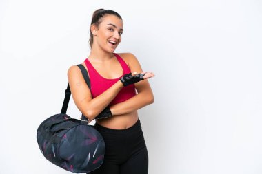 Spor çantalı genç bayan beyaz arka planda izole edilmiş bir fikir sunuyor.