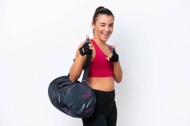 Spor çantalı genç bir kadın beyaz arka planda izole edilmiş ve gülümsüyor.