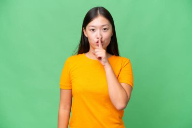 Asyalı genç bir kadın izole edilmiş arka planda gülüyor.