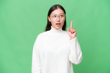 Asyalı genç bir kadın, izole edilmiş, baş ağrısı var.