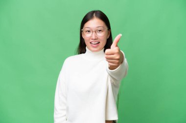 Tecrit edilmiş bir geçmişi olan genç Asyalı kadın kendini işaret ediyor.