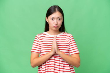 Tecrit edilmiş genç Asyalı kadın harika bir fikre işaret ediyor.