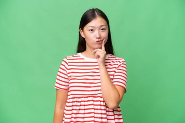 Genç Asyalı kadın, izole edilmiş arka planda zaferi kutluyor.