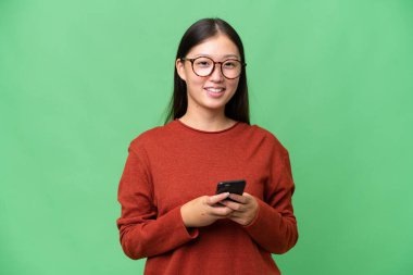 Asyalı genç bir kadın izole edilmiş geçmişine şaşırmış ve bir mesaj göndermiş.