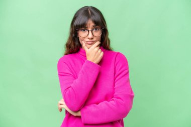 Tecrit edilmiş geçmişi olan beyaz bir kadın. Şüpheleri var.