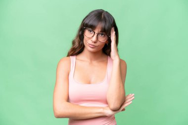 Kafkas kökenli genç bir kadın, izole edilmiş, baş ağrısı var.