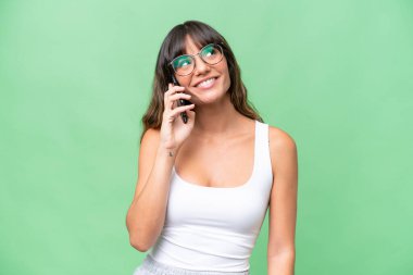 İzole edilmiş geçmişi olan beyaz bir kadın cep telefonuyla sohbet ediyor.