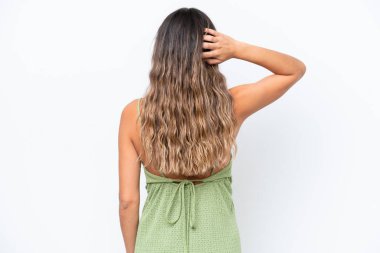 Beyaz arka planda izole edilmiş beyaz tenli genç bir kadın.